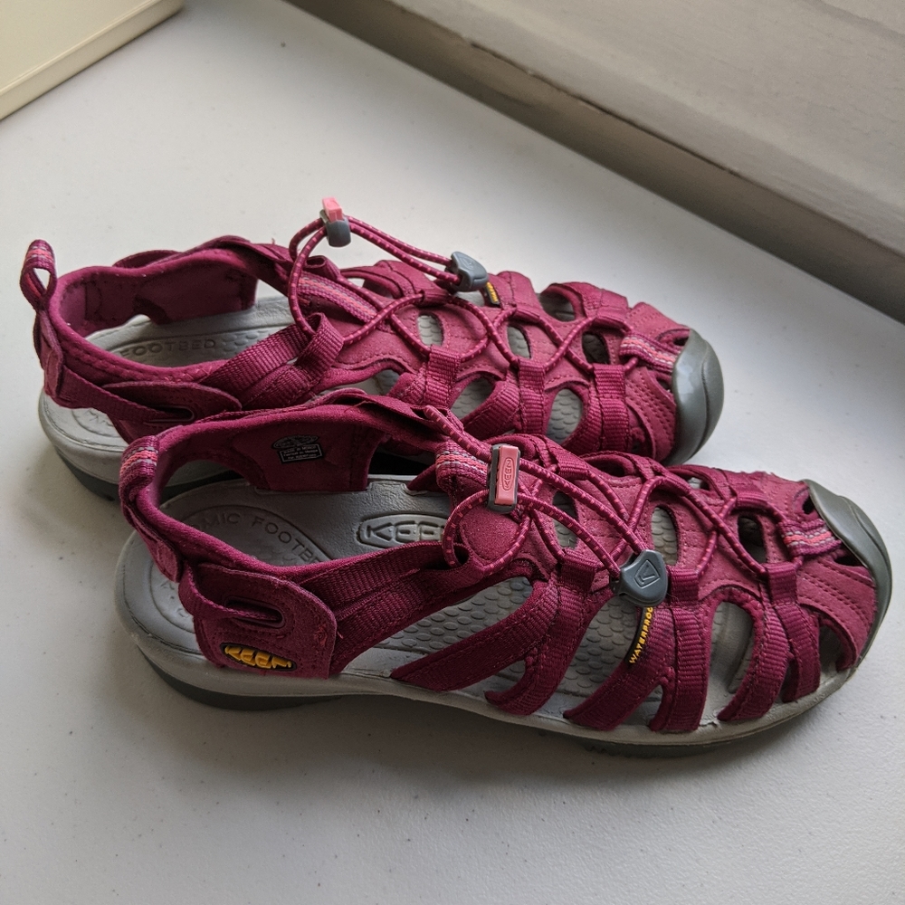 [Keen]• Burgundy Whisper Hiking Sandals
